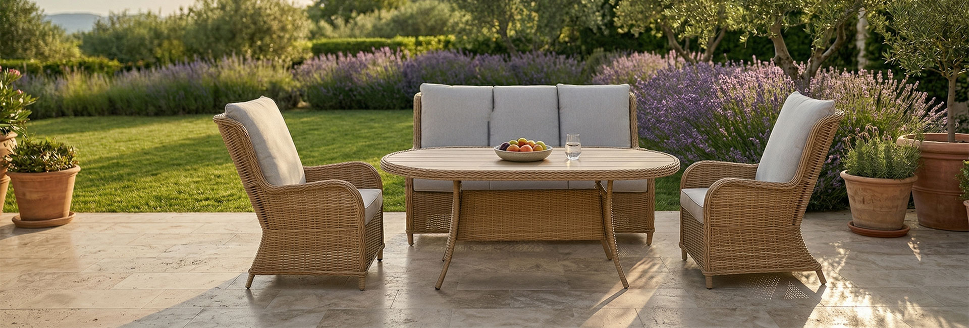 Baštenska garnitura od ratana — trosed i dve fotelje za terasu okružene lavandom