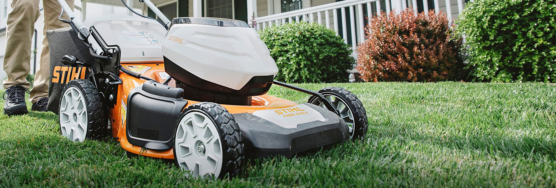 STIHL prolećna akcija — STIHL akumulatorska kosilica RMA 510 V na travnjaku ispred kuće