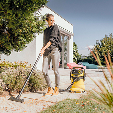 STIHL ms 400 c motorna testera u radu u sumi sa zastitnom opremom