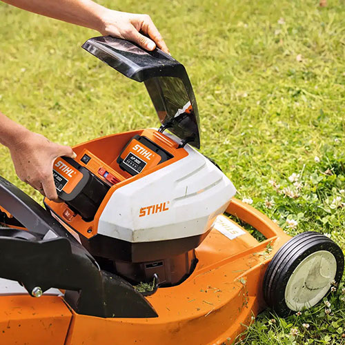 STIHL aku kosilica za travu za vreme menjanja baterija